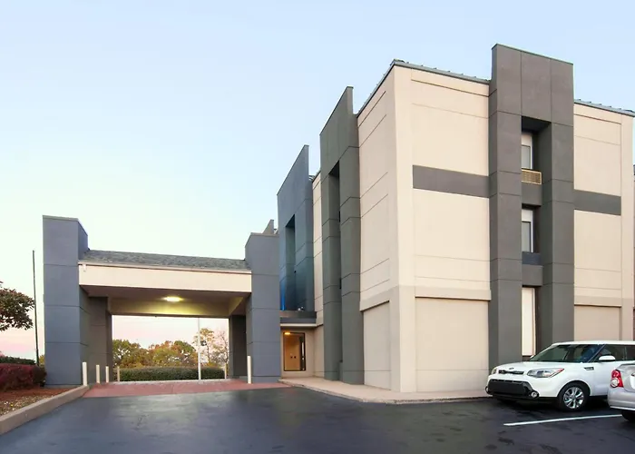 Holiday Inn Express & Suites Nashville-I-40 & I-24